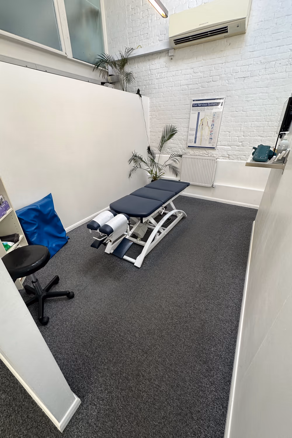 Consultation room with a treatment bench